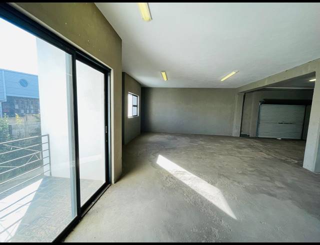 1,884M² OFFICE FOR SALE IN HALFWAY HOUSE
